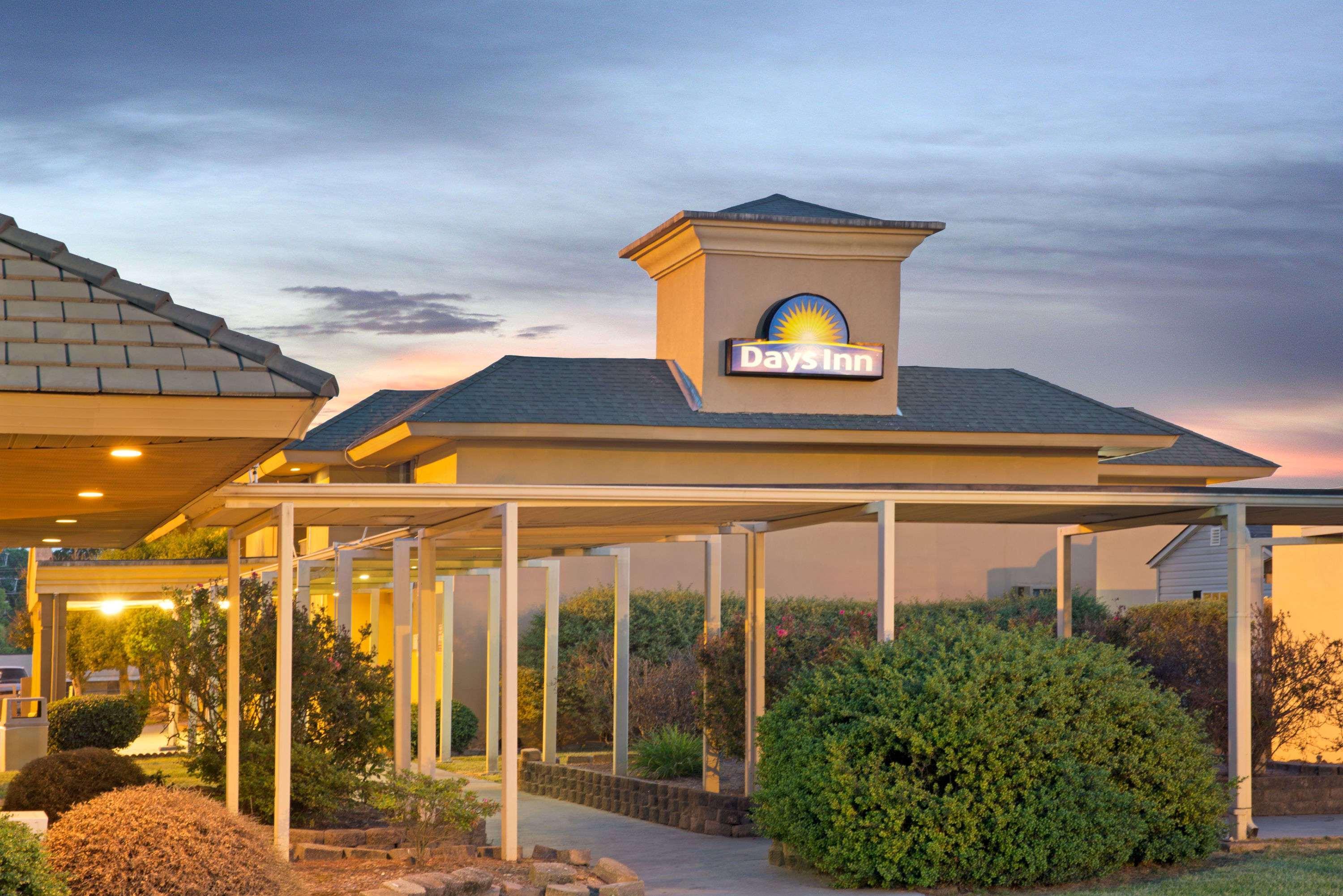 Days Inn By Wyndham Charlotte/Woodlawn Near Carowinds Екстериор снимка