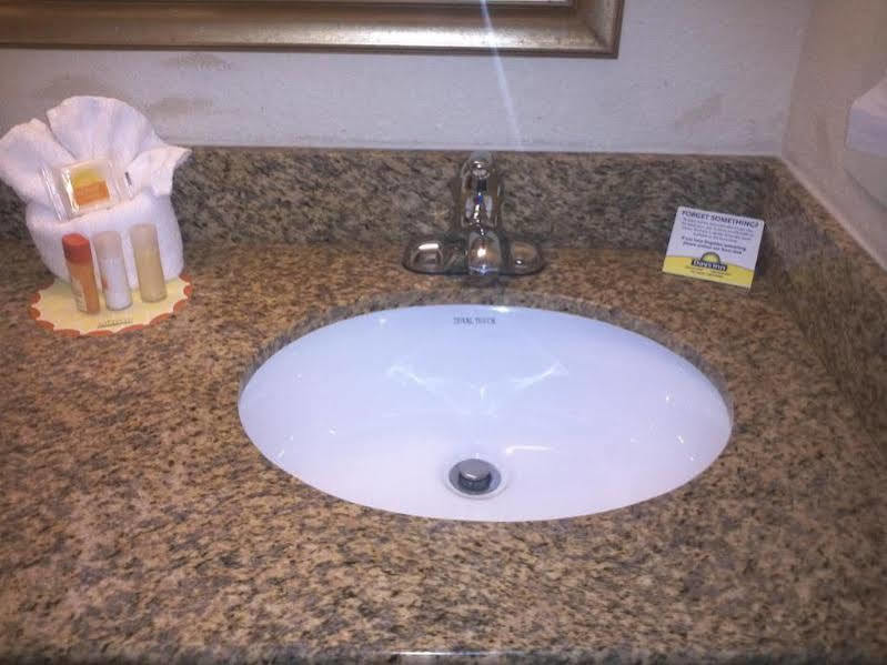 Days Inn By Wyndham Charlotte/Woodlawn Near Carowinds Екстериор снимка