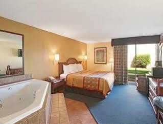 Days Inn By Wyndham Charlotte/Woodlawn Near Carowinds Екстериор снимка