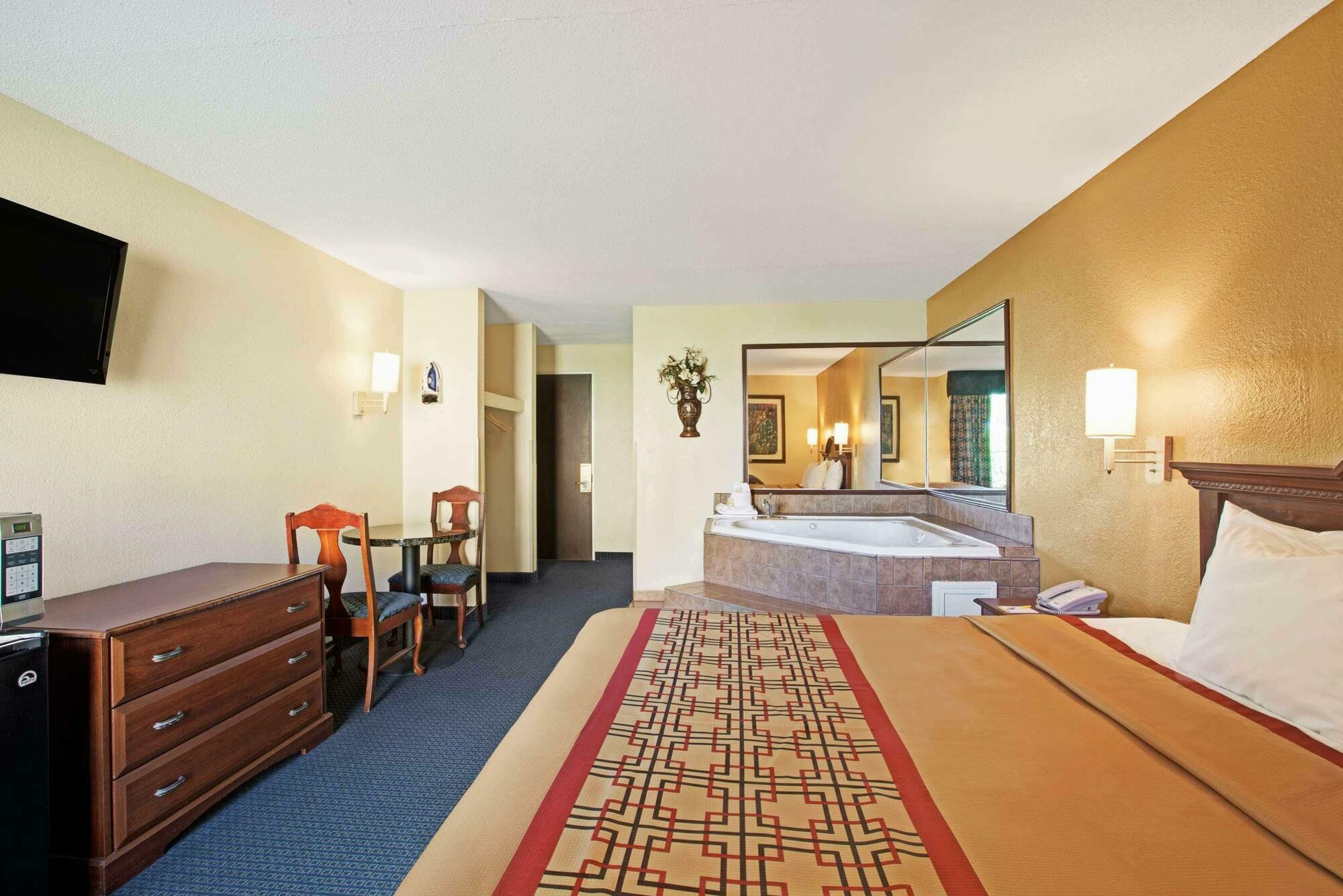 Days Inn By Wyndham Charlotte/Woodlawn Near Carowinds Екстериор снимка