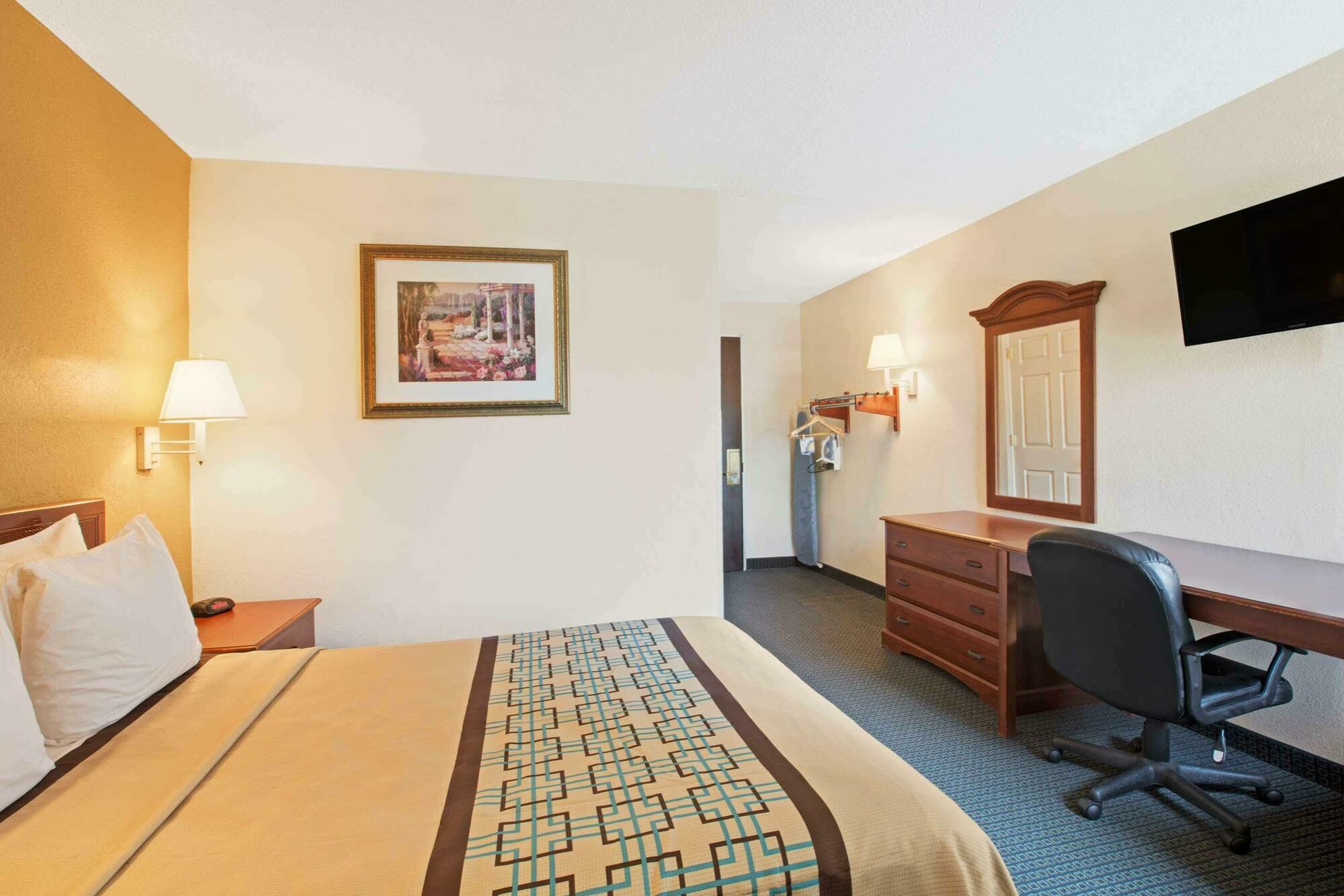 Days Inn By Wyndham Charlotte/Woodlawn Near Carowinds Екстериор снимка